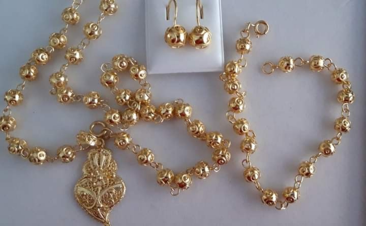 Imagem de Conjunto em Prata dourada com conta de Viana de 6mm colar brincos, pulseira e coração 