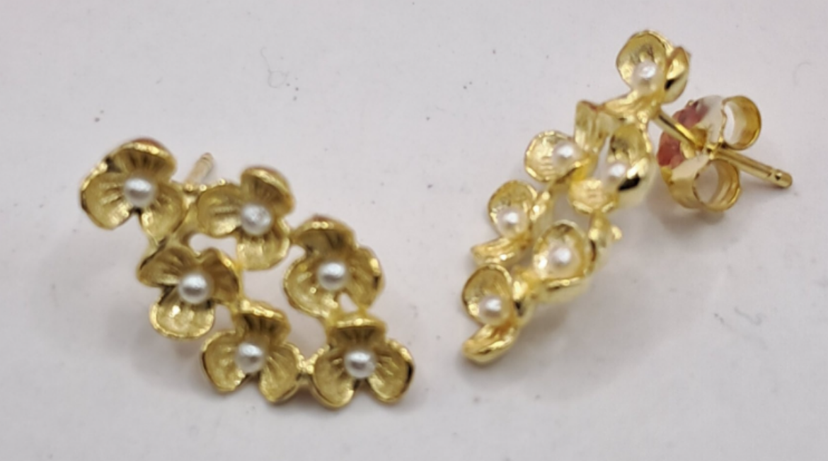 Imagem de Brincos em Prata Dourada com Perolas 