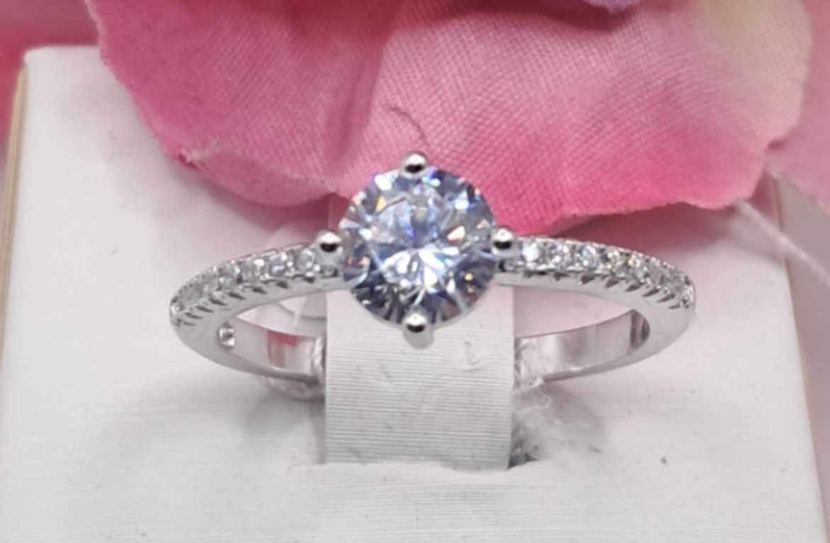 Imagem de Anel Solitário em Prata com Zircónias