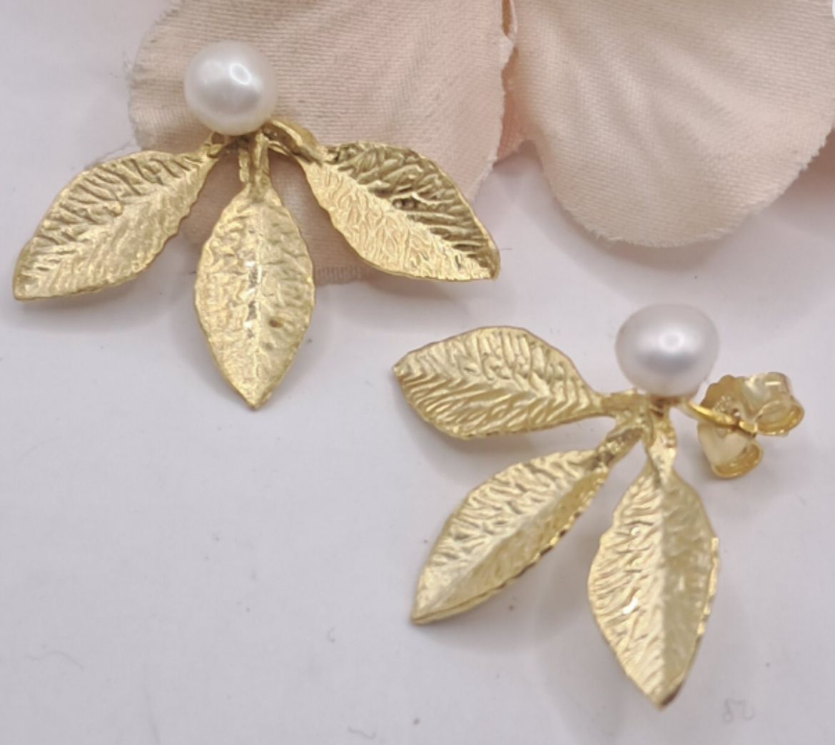 Imagem de Brincos em Prata Dourada com Perolas