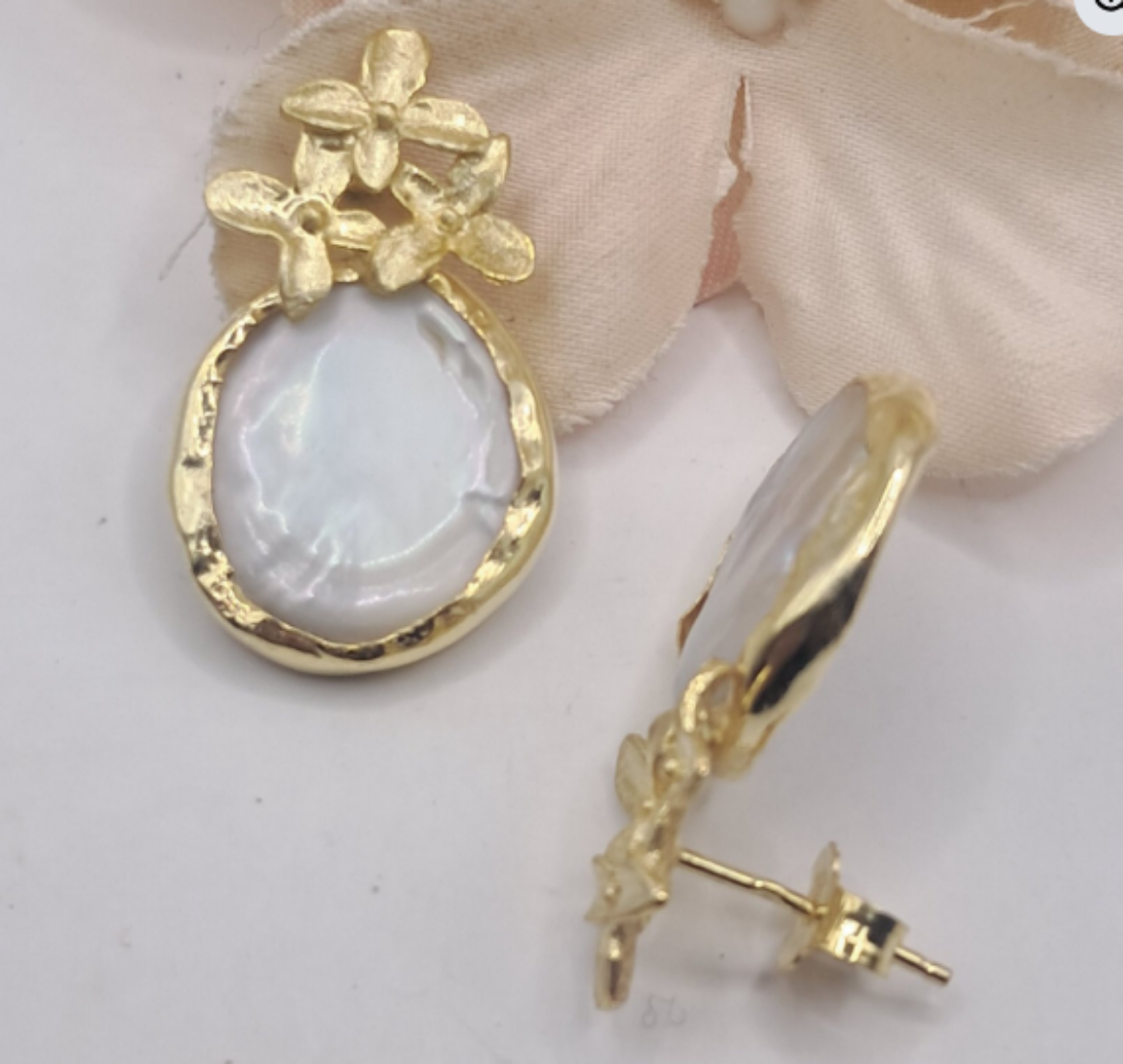 Imagem de Brincos em Prata Dourada com Pérolas 